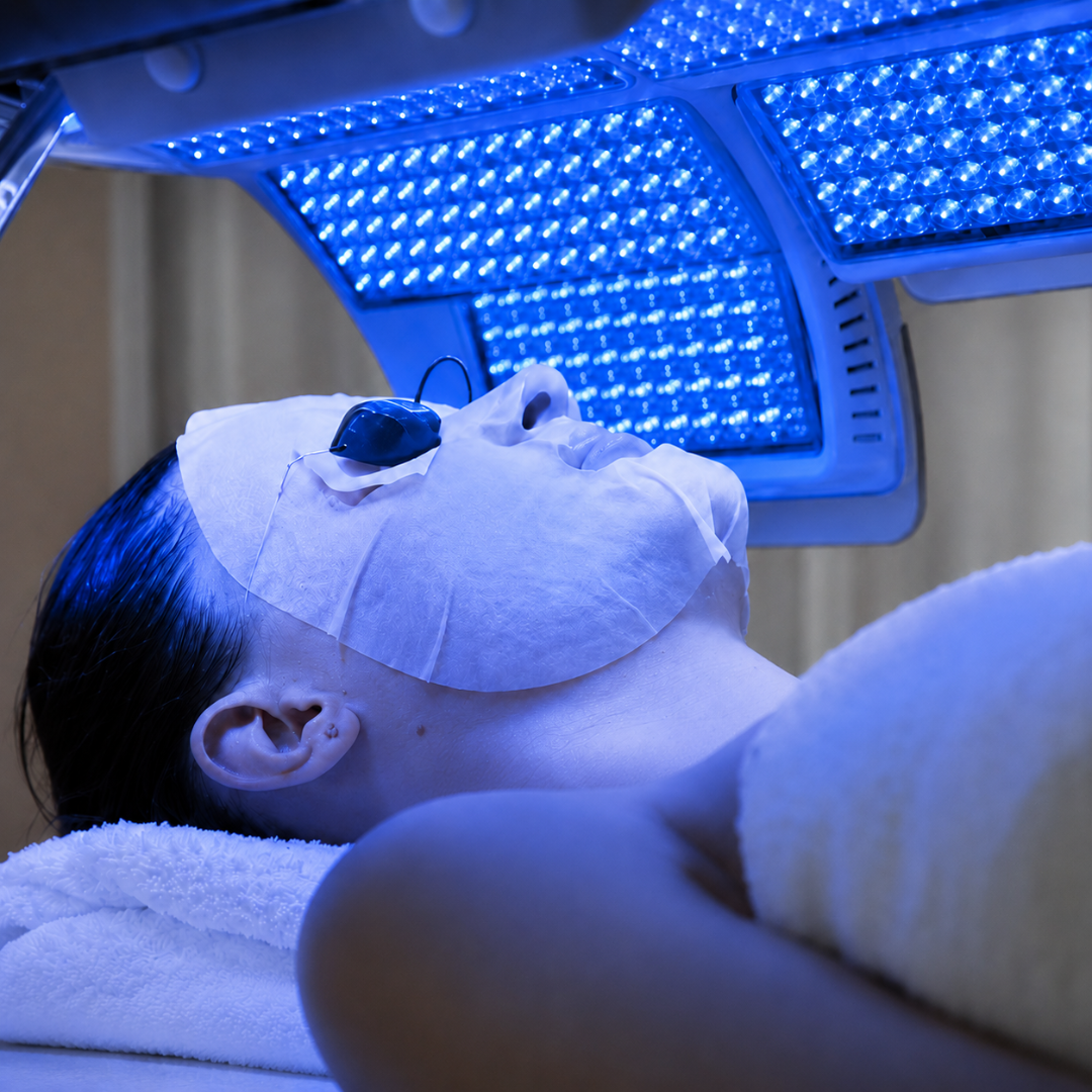 Blue_light_Purity_Serum_de_Cabina_de_Bernard_Cassiere_aplicacion.png